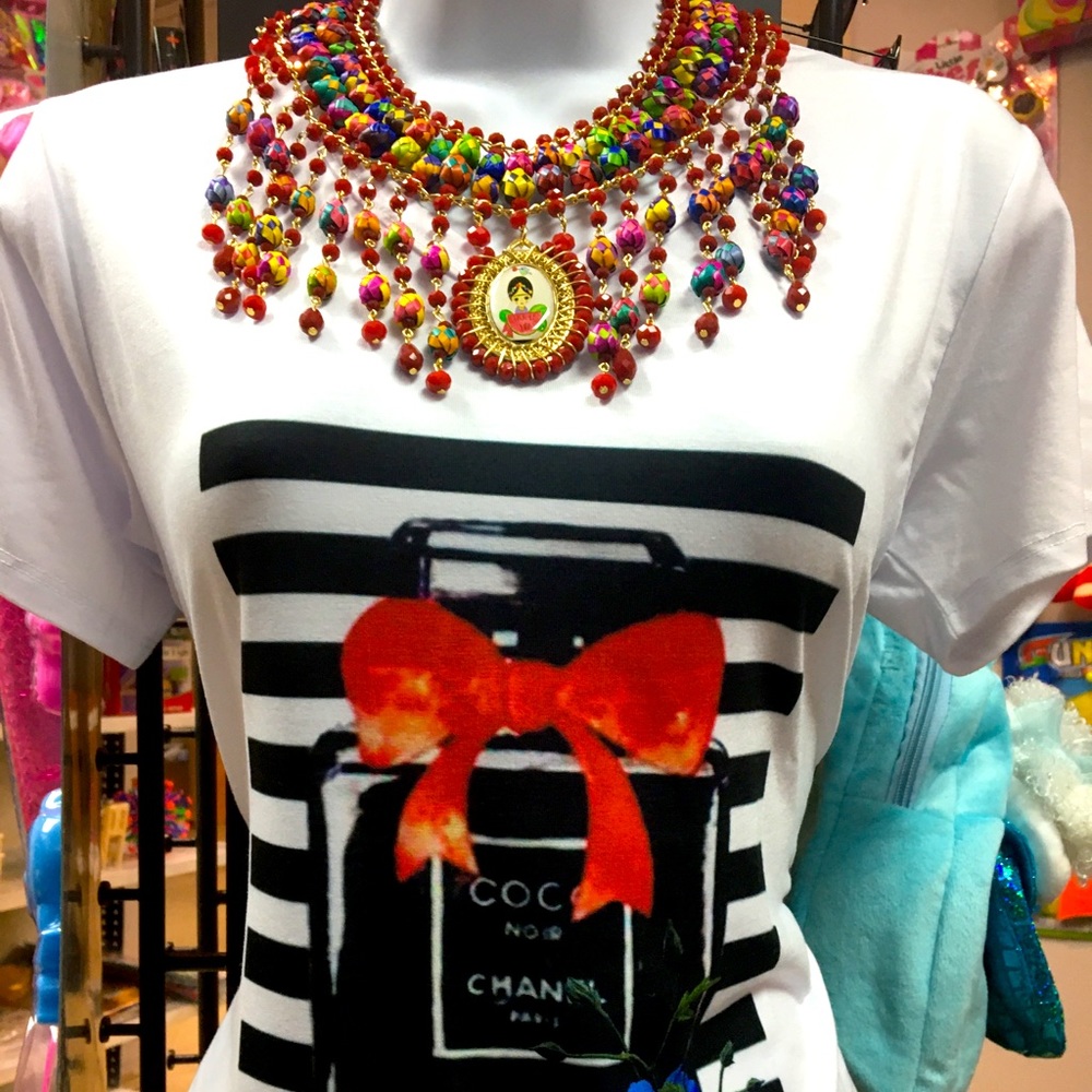 Collar de palma y blusa blanca